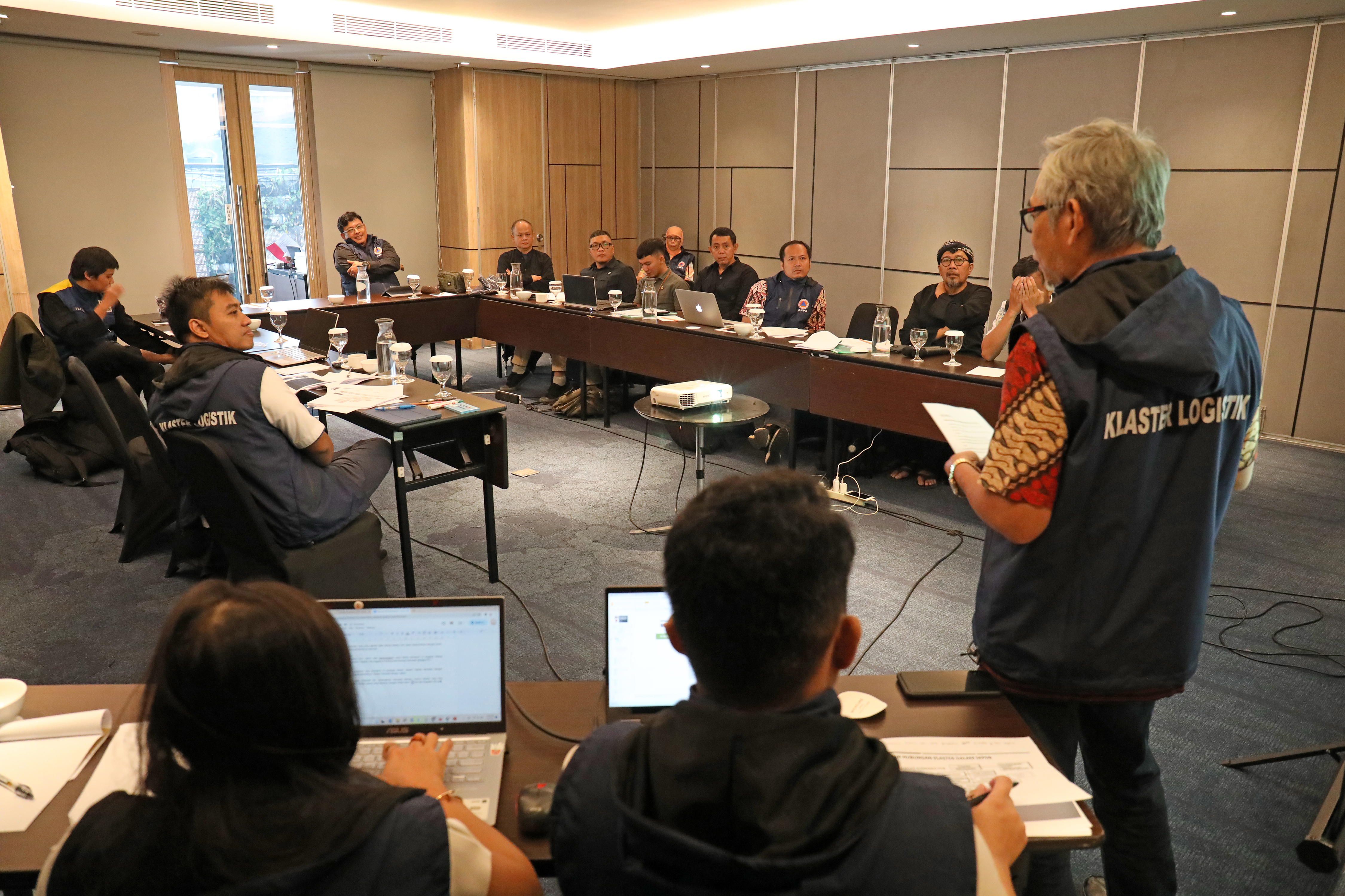 Dalam diskusi kelompok terfokus para peserta yang dibagi masing-masing bidang dalam klaster, menyusun kerangka Rencana Operasi Logistik terutama untuk respon menghadapi Gempa Bumi Sesar Lembang dan butir-butir penting dalam Standar Operasional Prosedur (SOP) terkait yang dibutuhkan untuk melengkapi prosedur kerja dalam melaksanakan kegiatan operasionalnya.